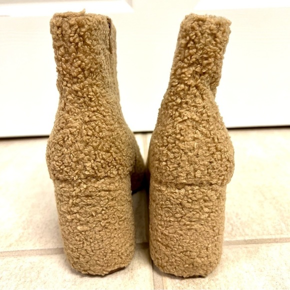 URBAN OUTFITTERS Timber Faux Sherpa Ankle Boots tan women’s size 8.5M - Picture 8 of 11